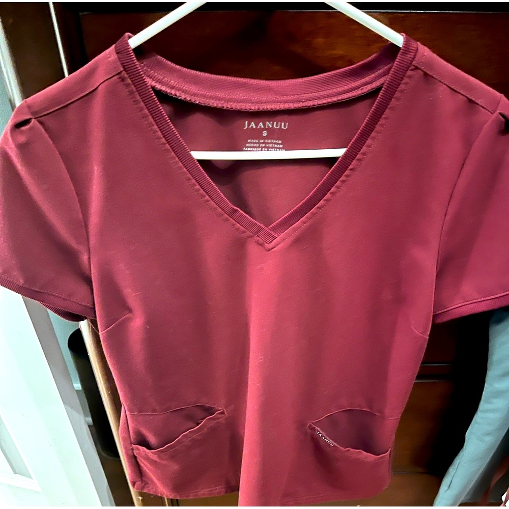 Jaanuu scrub top size small color wine